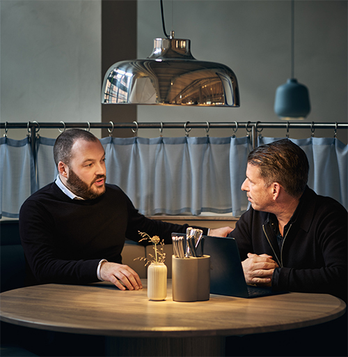 Krogen som kontor. Pontus i möte med Mattias Ekström, vd för Pontus Frithiof City Venues.