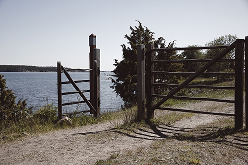 Längs vandringsleden i Bomarsund kan du ta del av Bomarsunds fästnings historia.